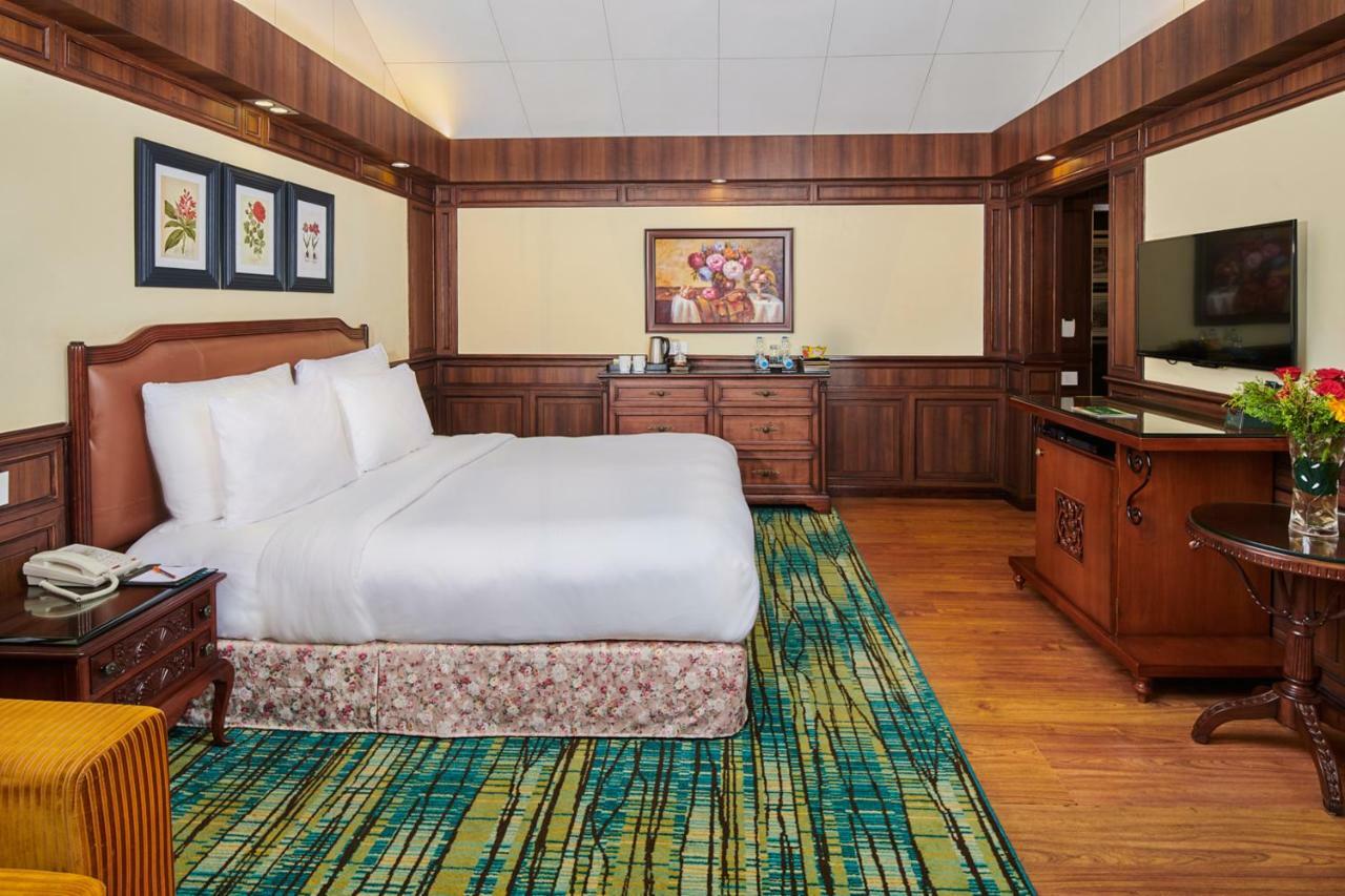 Executive Anderson Room King on Foods & Soft Beverages* 